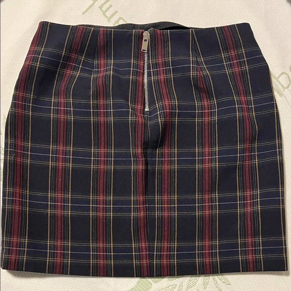 ZARA Chic Plaid Mini Skirt with Zipper Details - Picture 2 of 3
